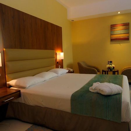 Howard Johnson By Wyndham Abu Dhabi Downtown Eksteriør billede